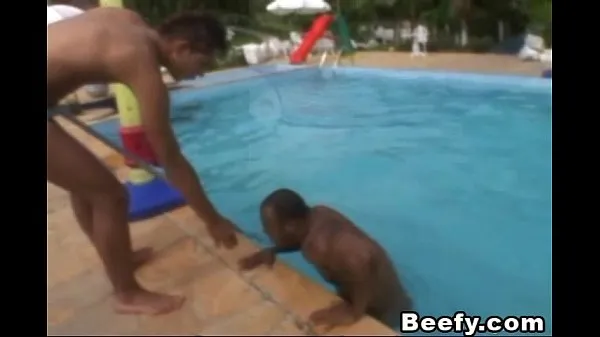 Novos Gays carnudos pegam uma foda dura ao lado da piscina principais clipes