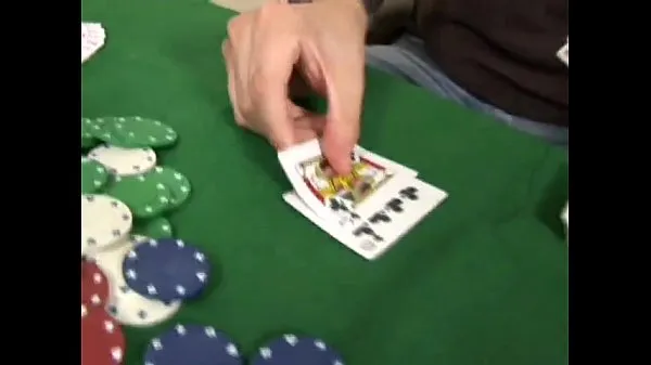 Nuovi Scommette la sua ragazza in un gioco di pokerclip principali