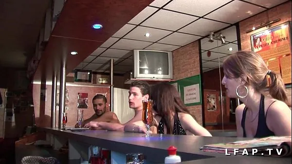 Nuovi 2 giovani e belle ragazze francesi si faranno scopare in un club libertinoclip principali