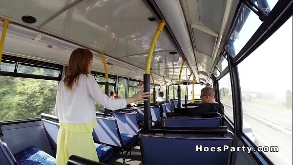 Neue Amateur-Schlampen teilen sich einen Schwanz im öffentlichen BusTop-Clips