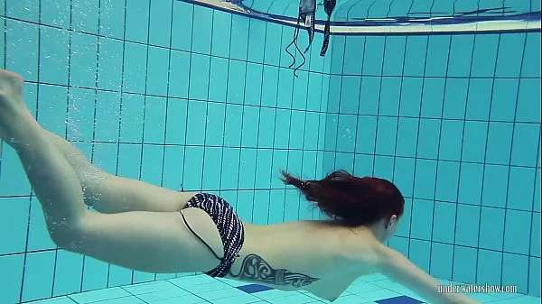 Nya Redheaded Katrin is stripping underwater toppklipp