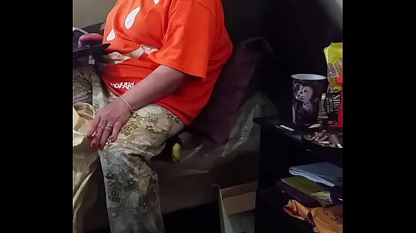 Nouveaux Ma belle-mère agit comme si elle ne regardait pas la bite meilleurs clips
