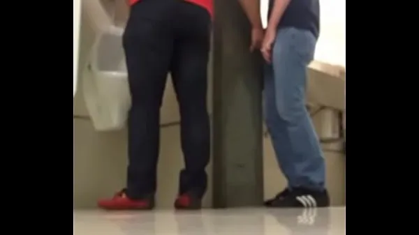 مقاطع علوية Pulling the cock in public toilets جديدة