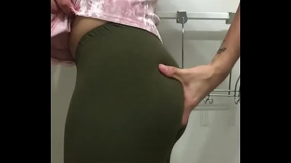 Novos menino tem bunda perfeita em leggings justas à pele principais clipes