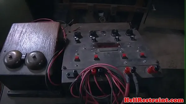 새로운 Electro bdsm sub dominated by master 인기 클립