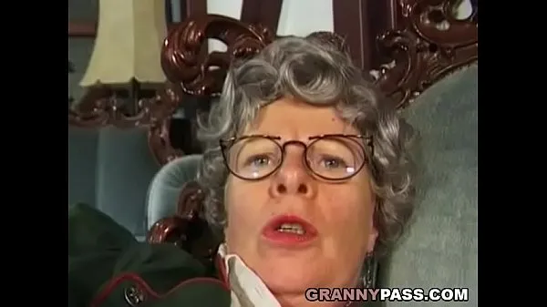 Novos Granny Fingers Her Ass principais clipes