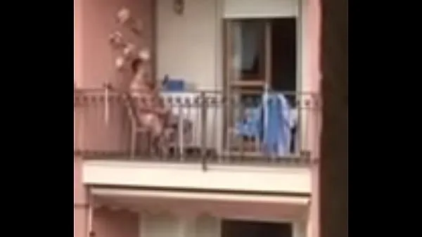 Nuovi spiando il vicino sul balconeclip principali