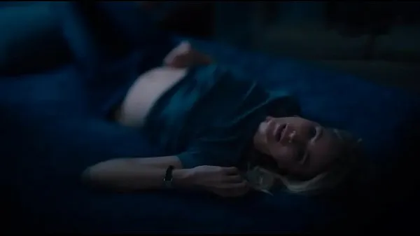 Nuovi La serie lesbica Netflix 'GYPSY' - MILF Naomi Watts si masturba pensando alla giovane Sophie Cooksonclip principali