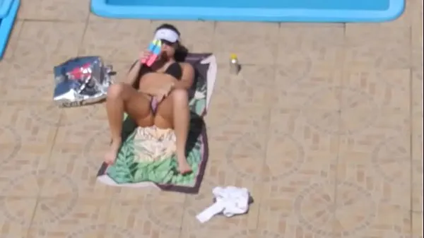 New Flagra safada masturbando Piscina Flagged Girl masturbate on the pool top Clips