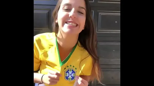 Very hot young girl in short shorts wearing the Brazilian national team shirt Klip teratas baharu