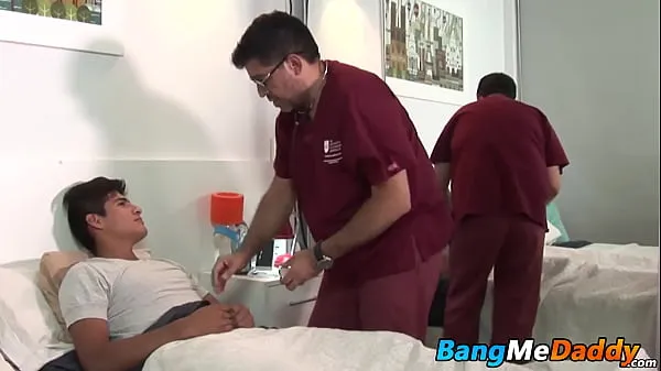 Chubby doctor sits on raw twink cock and rides it hard Klip teratas baharu