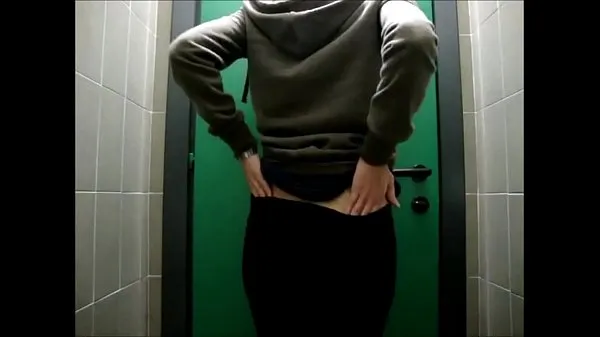 Nouveaux Pousser vaporisateur dans ses deux trous dans des toilettes publiques meilleurs clips