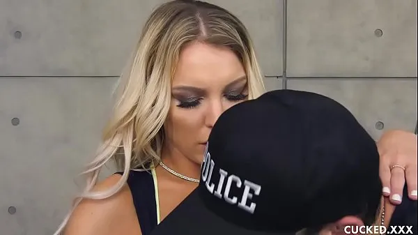 Nouveaux Kenzie Taylor Cucks Mari après qu'il soit arrêté meilleurs clips