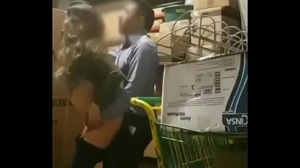 Nouveaux Teen Blonde mignonne Cerné dans l'entrepôt de Walmart vidéo complète meilleurs clips