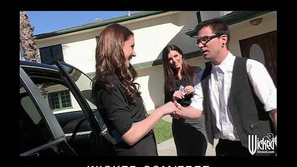 Nowe Pair of sisters bribe their car salesman into a threesome najpopularniejsze klipy