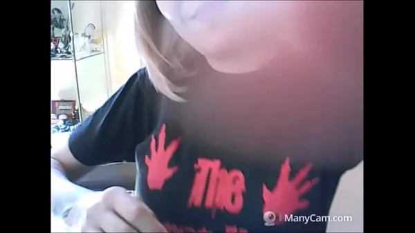 Nuevos Aquí está el juego favorito de mi hermana: mostrar los pechos a los pervertidos viejos durante el chat de video. Le pagan y se masturban por ella clips principales