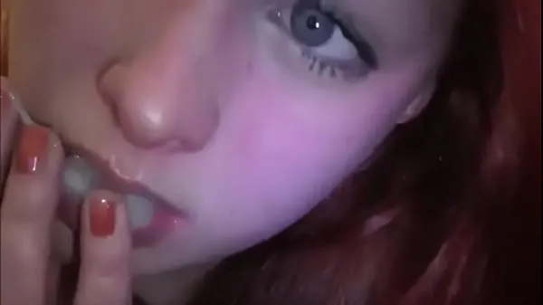 Nye Married redhead playing with cum in her mouth topklip