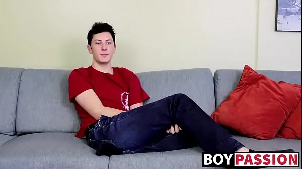 Cute twinkie jerks off after open minded interview Klip teratas baru