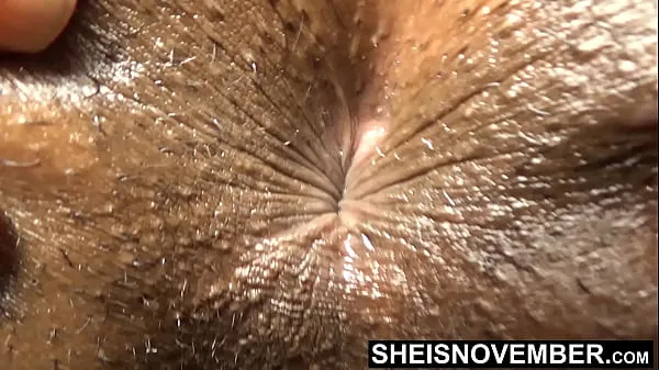 Nuovi Sto aprendo la mia figa e il mio grosso culo, mentre sono completamente nudo, mentre dimeno i fianchi in primo piano, una puttana nera di nome Sheisnovember, che sporge eroticamente il suo grosso culo, sul divanoclip principali