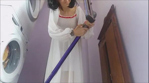 새로운 Chantal is a good housewife but sometimes she lingers too much with the vacuum cleaner 인기 클립