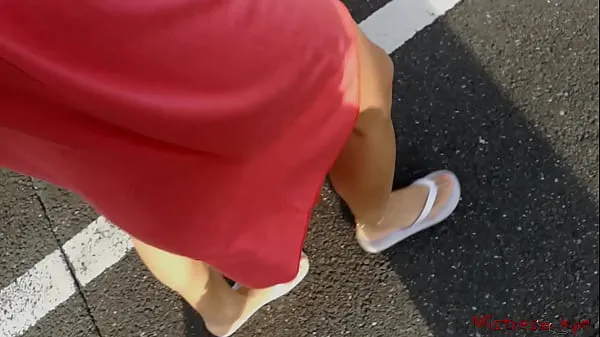 Nouveaux Maîtresse Kym prend son soumis pour une promenade en ville meilleurs clips