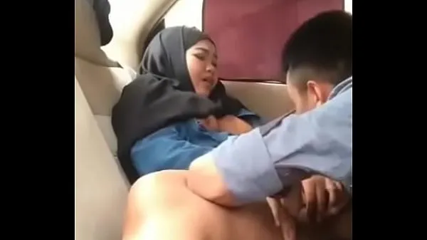 Hijab girl in car with boyfriend Klip teratas baharu