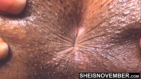 Novos O ponto de vista acima do meu buraco marrom em câmera lenta, cutucando meu fetiche por buceta, uma linda mulher chamada Sheisnovember, deitada de bruços em seu sofá completamente nua expondo seus quadris jovens principais clipes