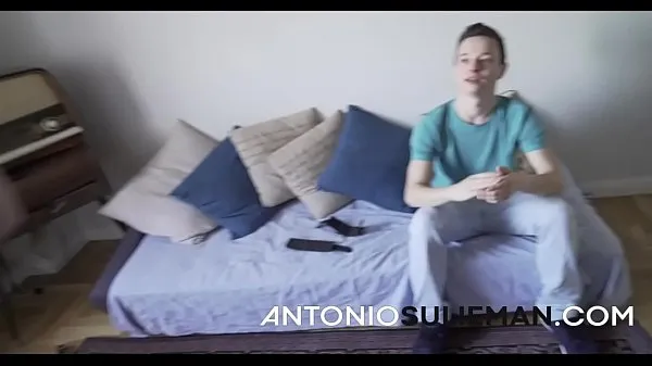 Novos Não há honra nem dignidade para o corno com a presença do garanhão e o corno respondendo a sua mãe prostituta Antonio transa com ela principais clipes
