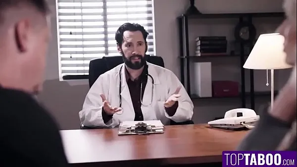 Nuevos El doctor se lo hace a la esposa en frente del marido clips principales