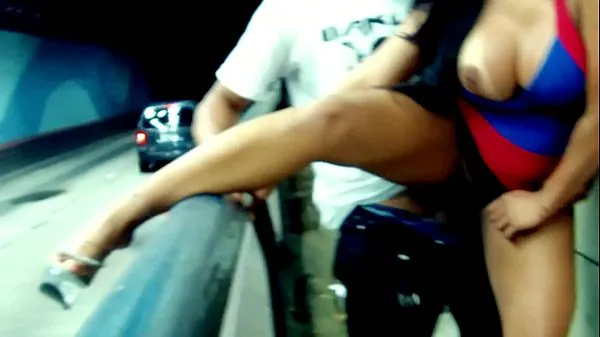 Nouveaux Tetuda et brune chaude sort à l'aube et fait l'amour avec un étranger dans un tunnel meilleurs clips