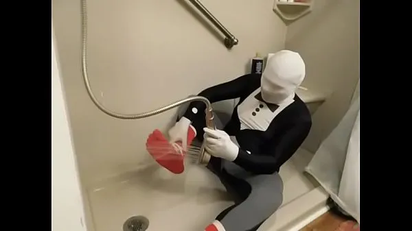 新Showering in zentai, stirrup tights and toe socks顶部剪辑