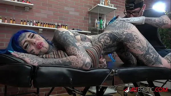 Yeni Busty Australian babe has her butthole tattooed after she fucks the tattoo artist en iyi Klipler