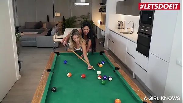 Nouveaux LETSDOEIT - Lapiedra Volpetti - Une table de billard lesbienne joue avec deux latines chaudes meilleurs clips