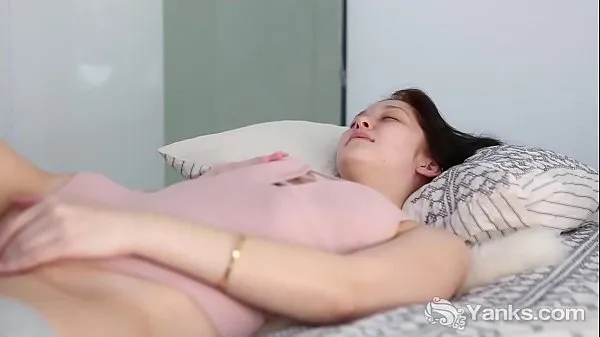 Novos Doce bebê amador de Yanks Lulu Reynolds brincando com sua vulva até o orgasmo principais clipes