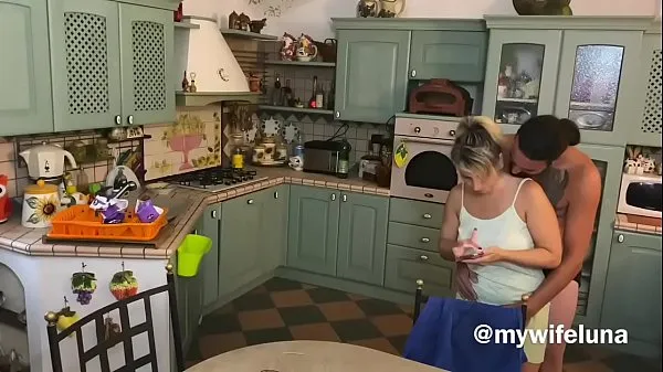 新起初我的妻子不知道她正在用相机拍摄顶部剪辑
