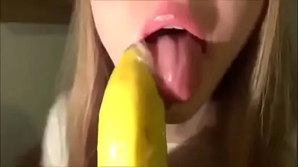 Nouveaux Jolie fille suce une banane avec préservatif meilleurs clips