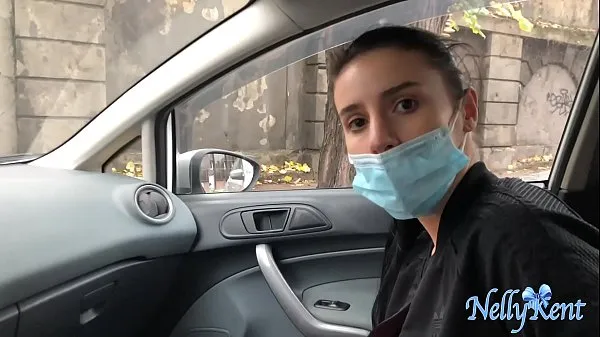 Nuovi Sconosciuto l'aiuta a sollevare le valigie in cambio di un pompino nella sua macchina, catturato in pubblico mentre fa un pompinoclip principali