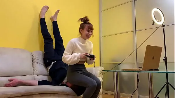 Yeni Gamer Girl Kira in Grey Leggings Uses Her Chair Slave While Playing During Fullweight Facesitting (Preview en iyi Klipler