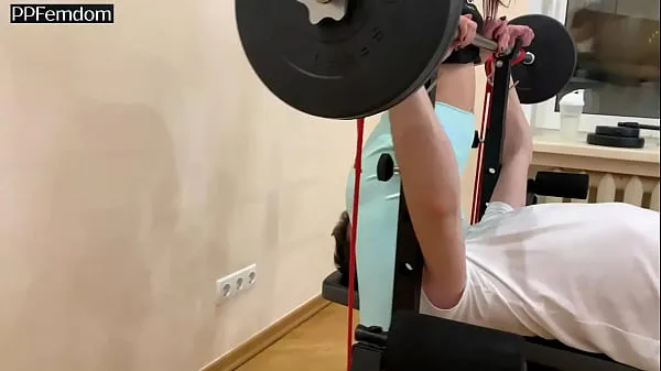 Nuovi Ragazza dominante arrapata e perversa in pantaloni da yoga blu Umiliazione Guy in GYM - Facesitting Fullweight e Face Riding Female Supremacy (Previewclip principali