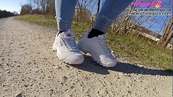 新尼龙脚漂亮性感的尼龙脚和女孩玩着她满头是汗的Fila运动鞋，并展示了她那臭湿的尼龙，满头是汗，有臭的顶部剪辑