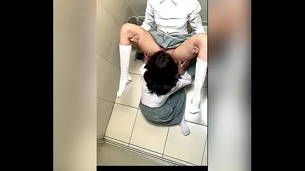 Neue Zwei mexikanische Lesben, die sich im Schulbad berühren und Oralsex machen! Zwei heiße MEXIKANISCHE LESBISCHE STUDENTEN in der Damentoilette BERÜHREN SICHTop-Clips