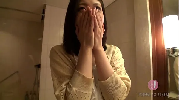 新A beautiful young wife is made to sit on a toilet bowl and fucked with toys顶部剪辑
