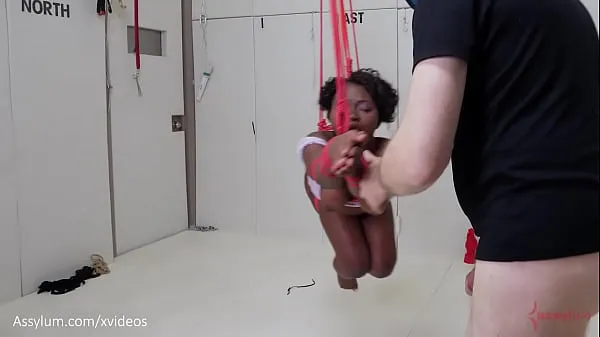 Nuovi La bellissima sottomessa nera viene imbavagliata, legata, punita nel culo e trasformata in un ago della bussola anale per aiutarla a conquistare lo spazio dominante - Noemie Bilasclip principali