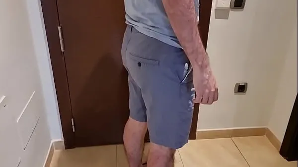 Neue Sie wirft mich aus dem Zimmer, um einen anderen Jungen zu treffen, ich komme zurück und sie sagt es mir auf SpanischTop-Clips