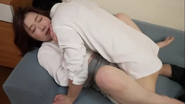 Yeni 旦那が出張中、ふいに始めた自慰。まさか息子に見られていたなんて…。自慰を覗き見していた息子の勃起した巨根を、自然と受け入れている私がいました en iyi Klipler