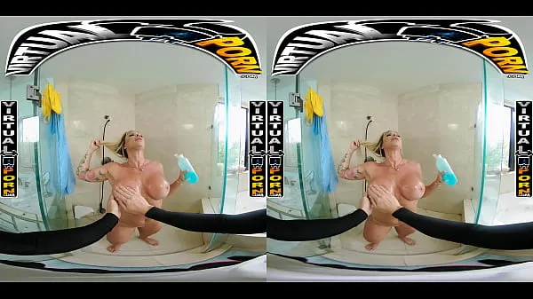Új Busty Blonde MILF Robbin Banx Seduces Step Son In Shower legnépszerűbb klipek