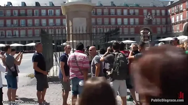 Nouveaux Des touristes tirent sur l'esclave aux seins nus masqués et liés Carol Vega dans les rues de Madrid, puis son maître et son petit ami Omar Galanti la baise dans le parc meilleurs clips