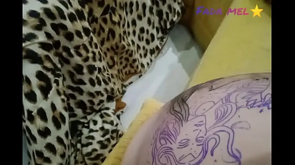 Yeni Mostrando o Cuzinho Durante A Seção De Tatuagem en iyi Klipler