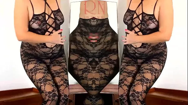 新黑丝袜。 你可以他妈的。 年轻的家庭主妇穿上性感的内衣。 她想成为最性感的管家。 女仆显示她的猫在连裤袜。 你可以在这件衣服上fuck子顶部剪辑