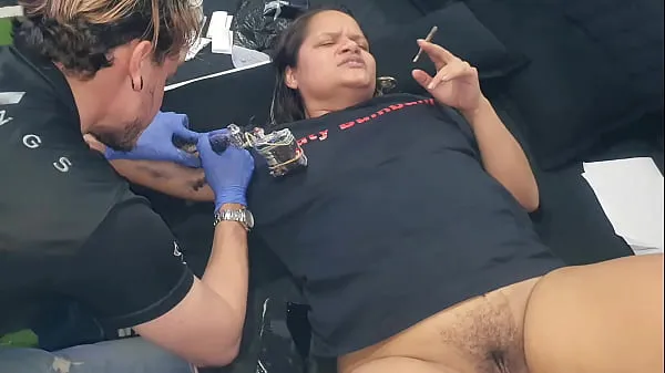 New My wife offers to Tattoo Pervert her pussy in exchange for the tattoo. German Tattoo Artist - Gatopg2019 top Clips